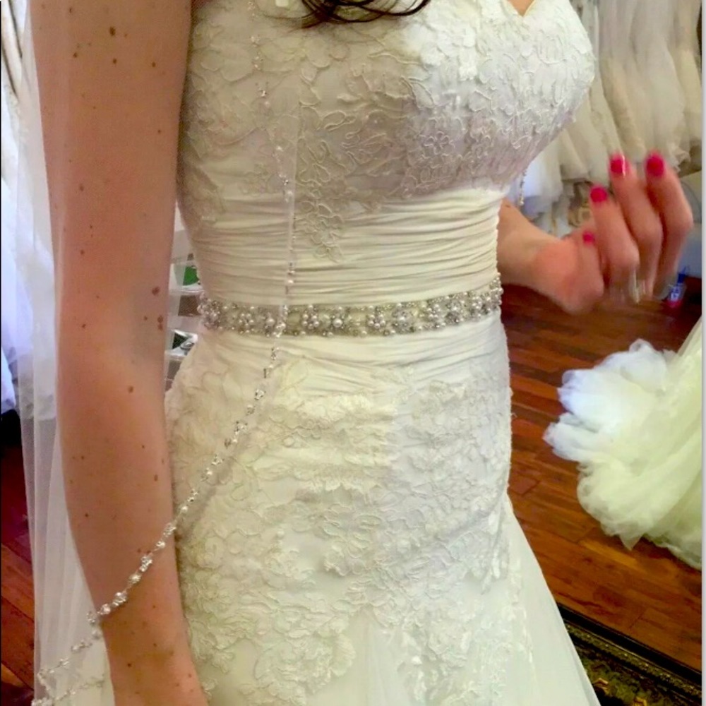 Blue by Enzoani Darma Ivory Wedding dress 2-4